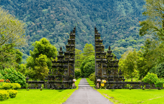 FD Handara Gate + Ulun Danu (Bedugul) + Tanah Lot Sunset tour