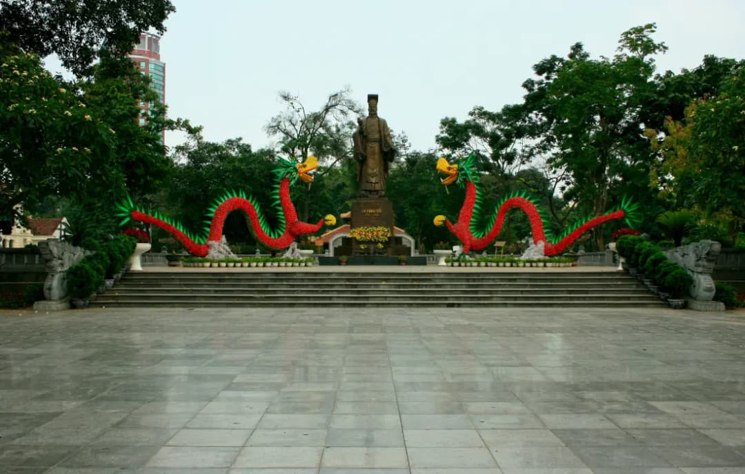 Ly Thai  Statue