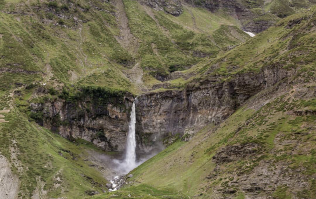 Hike to Sissu Waterfall