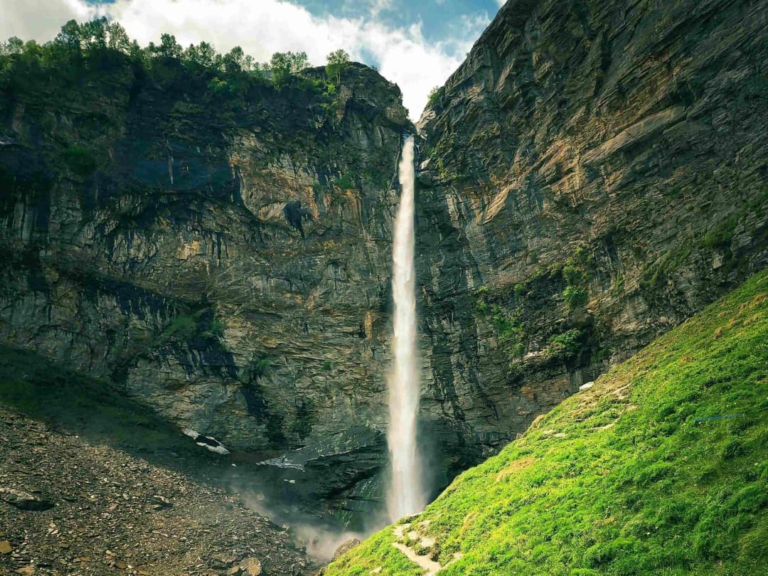 Hike to Sissu Waterfall