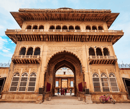 Transfer to Udaipur via Nathdwara & Sightseeing