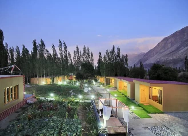 https://cdn.fullontravel.com/Wooden Resort