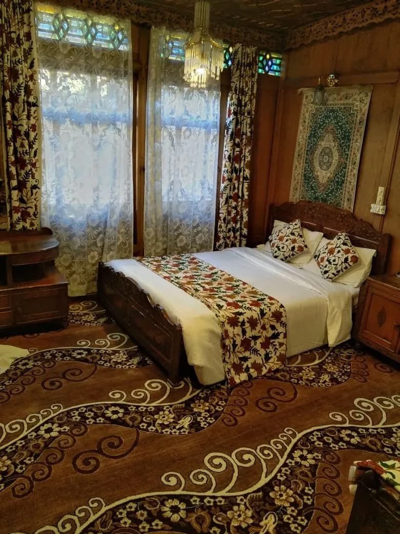 Young Morning Star House Boat